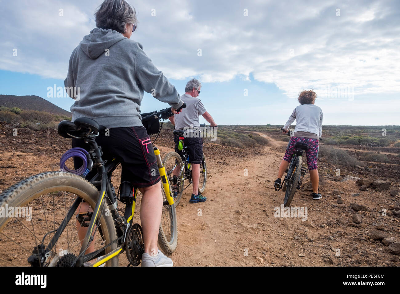 Gruppe von ciclyst mit mountina Fahrräder reiten auf der Wüste in tropischen Insel und Genießen der Freizeit Outdoor Sport Prüfskripte zur Gesundheit bleiben und schön. b Stockfoto
