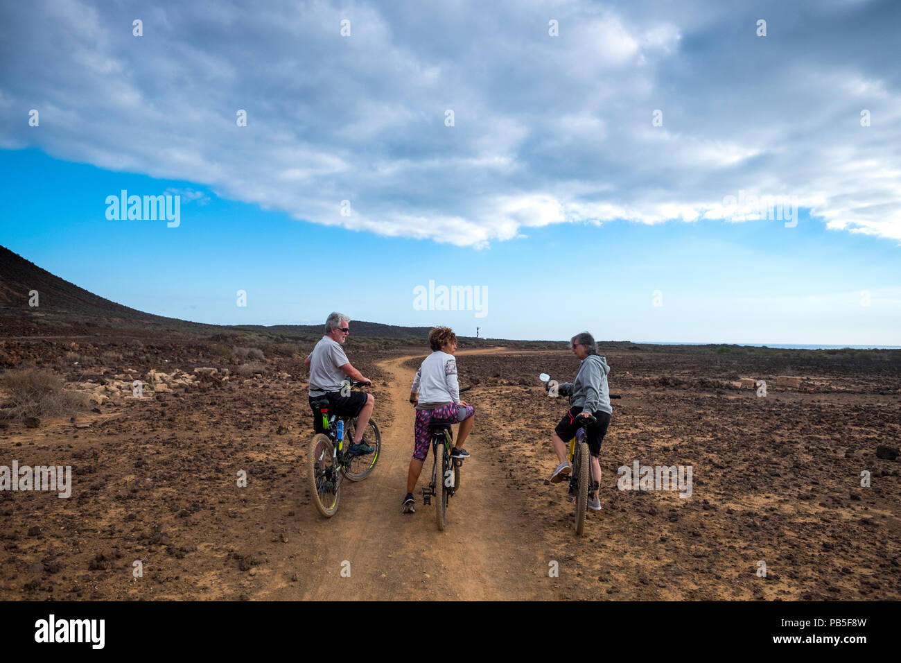 Gruppe von amateur mountainrider Ruhe und denke, den Weg weiter zu gehen. Die Freizeit Aktivitäten im Freien in einem tropischen Wüste und Berge genießen. Sommer Grundstücke Stockfoto