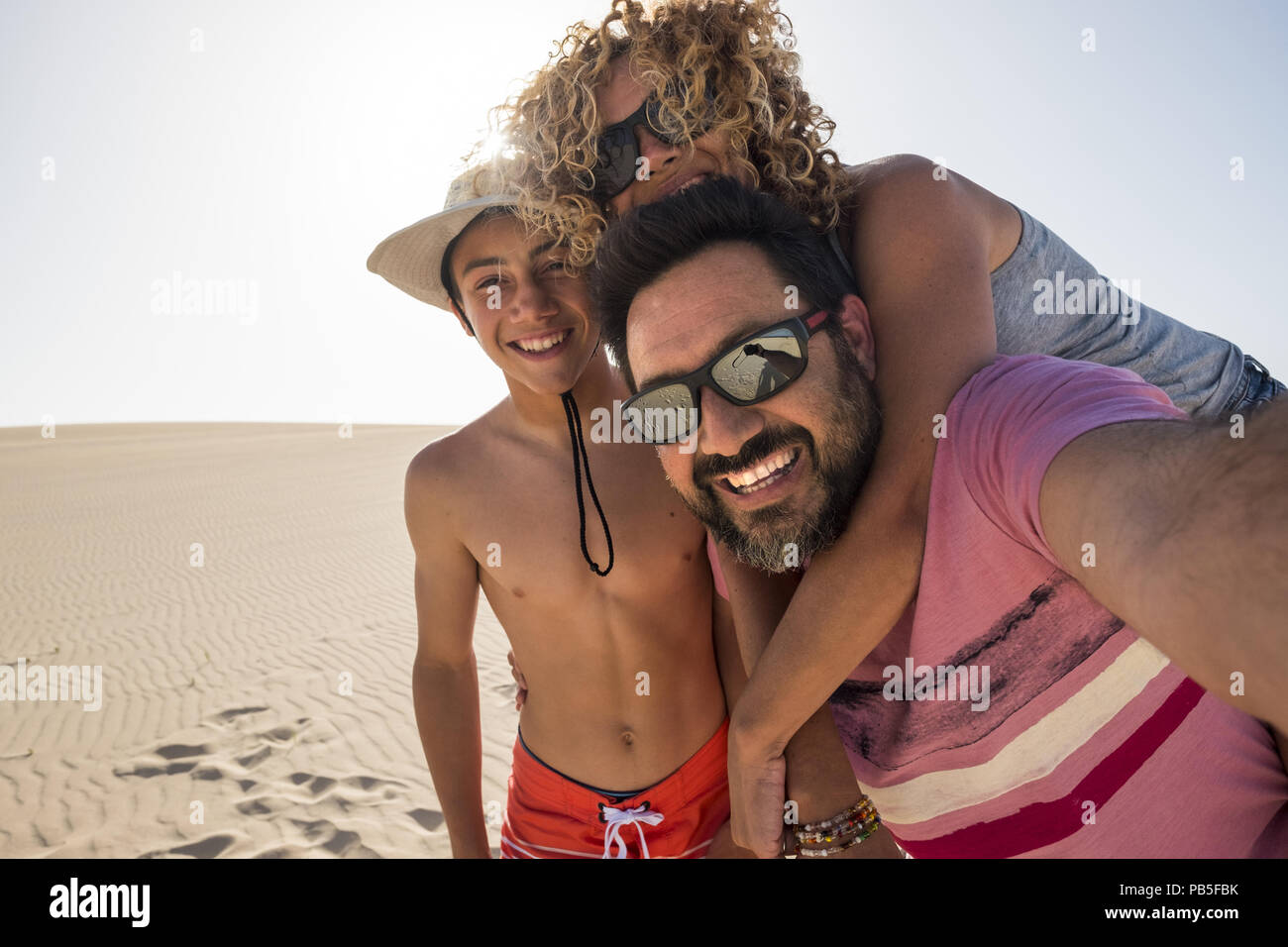Glückliche Familie selfie Bild im Urlaub im Sommer Urlaub am Strand Fuerteventura Wüste und drei kaukasischen Menschen Spaß und Stockfoto Glückliche Familie selfie Bild im Urlaub im Sommer Urlaub am Strand Fuerteventura Wüste und drei kaukasischen Menschen Spaß und Stockfoto