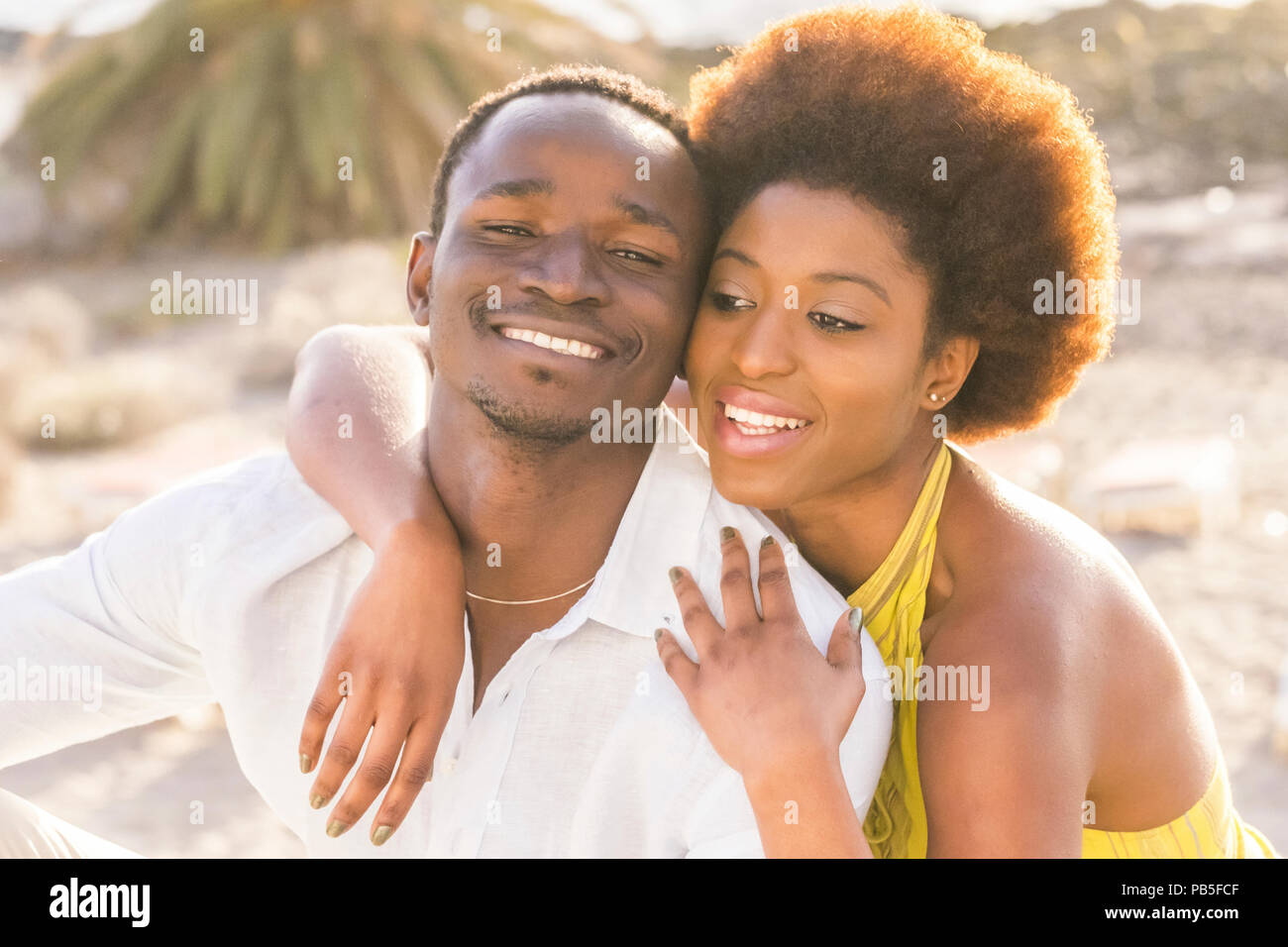 Gerne schönen schwarzen Rasse afrikanische Paar in Liebe oder Freundschaft bleiben zusammen, gehen mit großen Smilies unter der Sonne des Sommers in Vaca umarmte Stockfoto