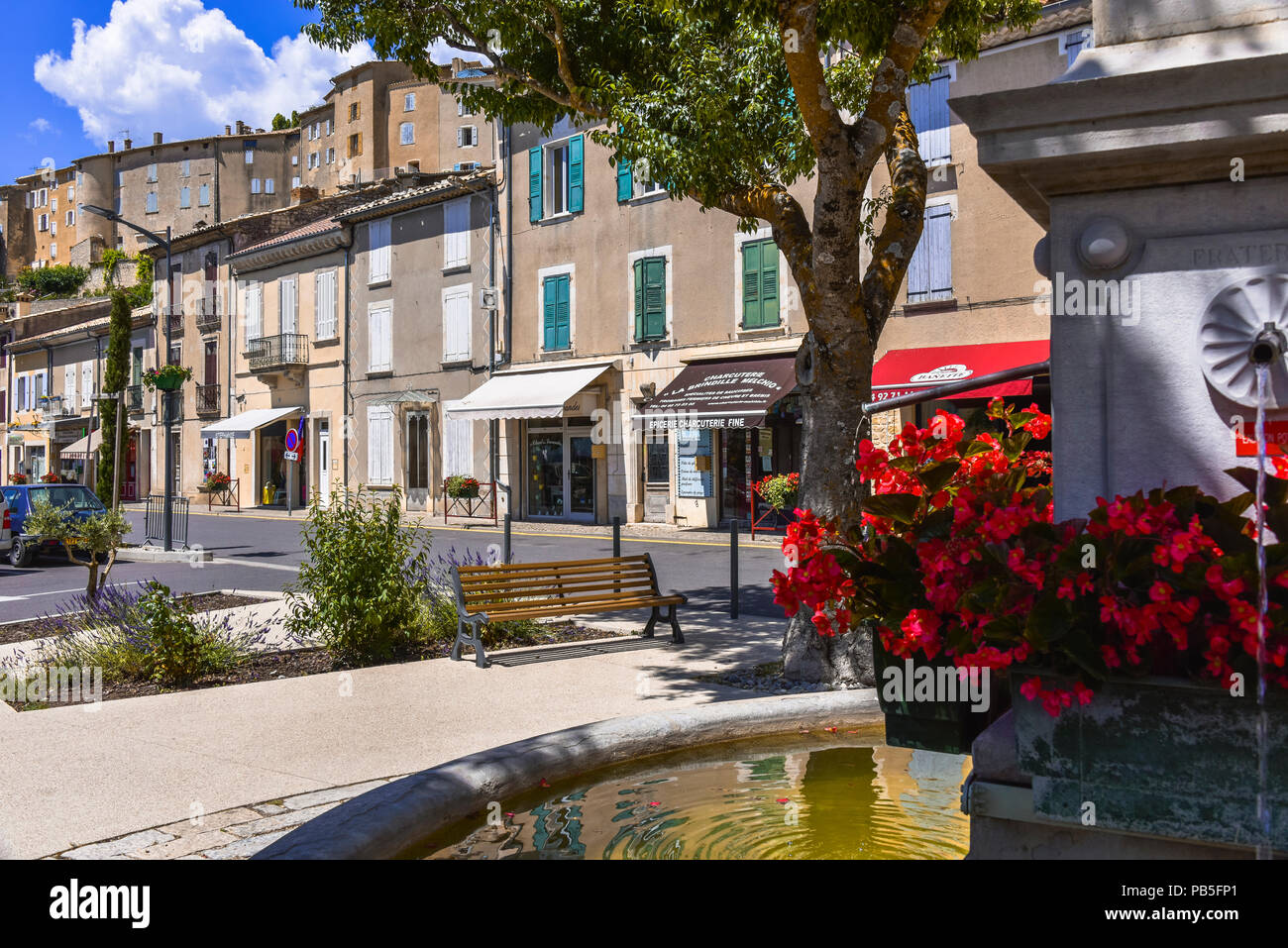 Häuser und gut im Dorf Banon, Provence, Frankreich, Departement Alpes-de-Haute-Provence Stockfoto