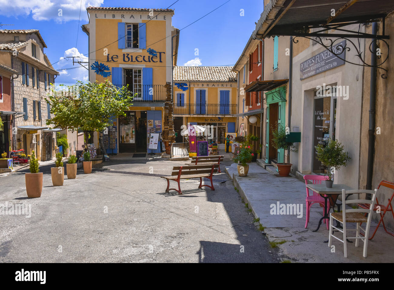 Platz und bunten Häuser des Dorfes Banon, Provence, Frankreich, Departement Alpes-de-Haute-Provence Stockfoto