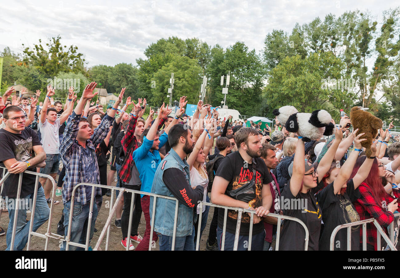 Kiew, Ukraine - Juli 05, 2018: Fans Gast genießen Sie Französische extreme Metal Rock Band Betontod live Performance im Atlas Wochenende Festival in Stockfoto
