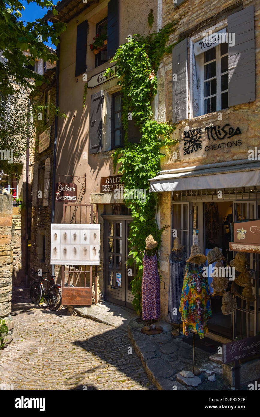 Schmale Gasse des Dorfes Gordes, Provence, Mitglied von Les Plus beaux villages de France, Schönsten Dörfer von Frankreich, massiv von Luberon Stockfoto