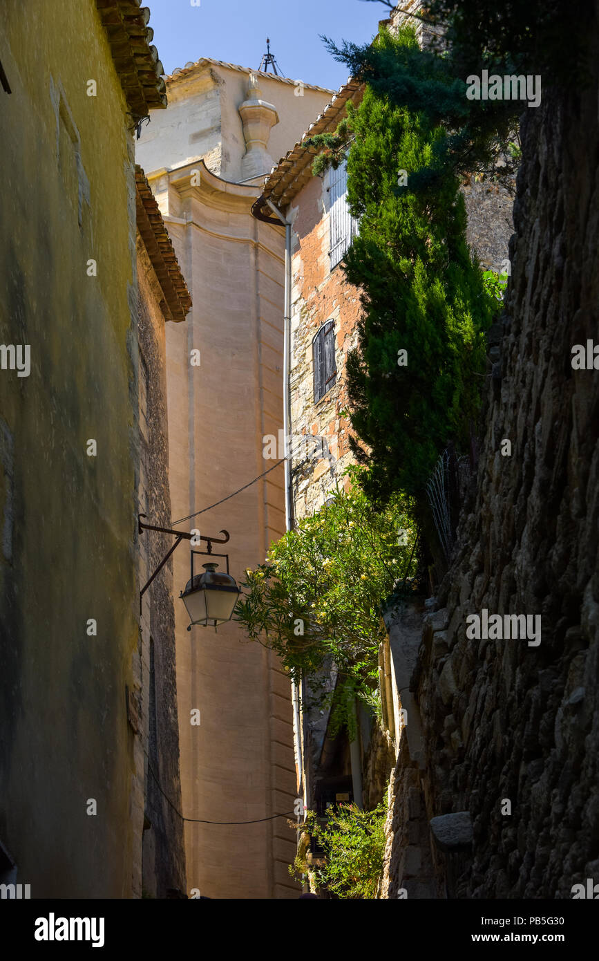 Schmale Gasse des Dorfes Gordes, Provence, Mitglied von Les Plus beaux villages de France, Schönsten Dörfer von Frankreich, massiv von Luberon Stockfoto