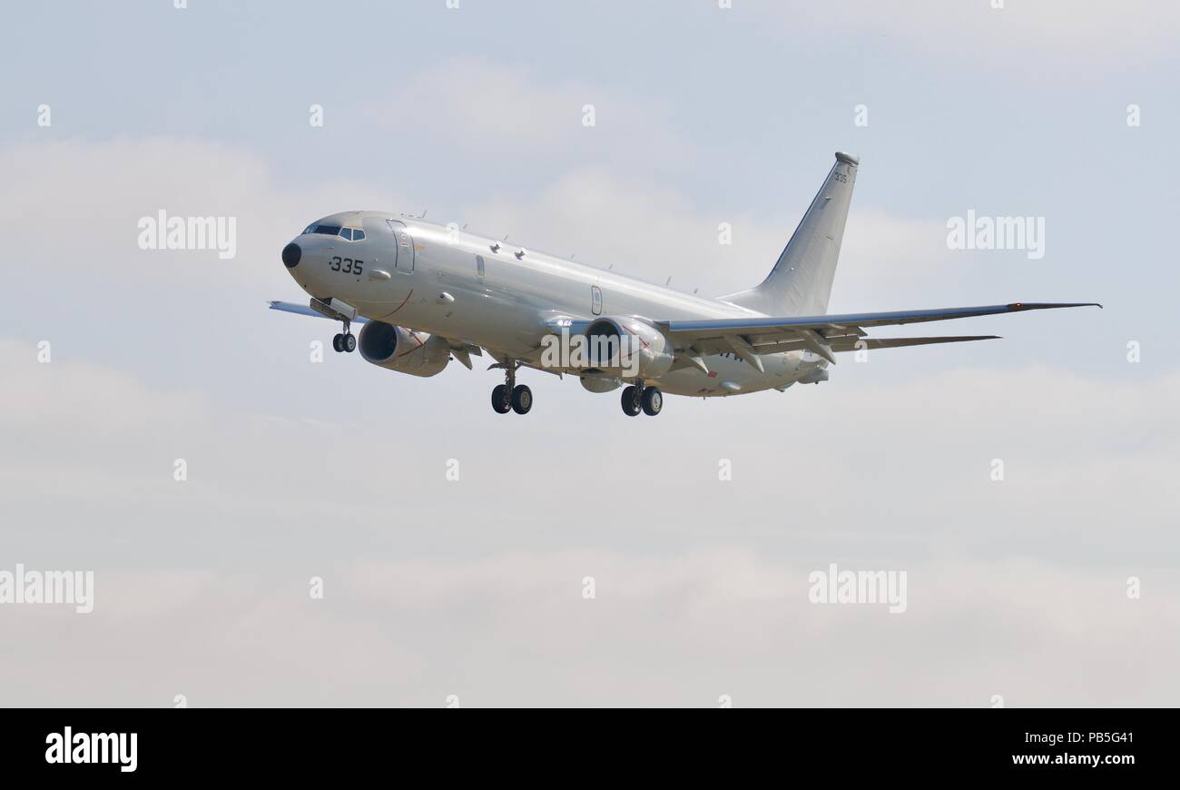 U.S Navy Boeing P-8A Poseidon mit dem Unterwagen, nähert sich RAF Fairford für die 2018 Royal International Air Tattoo Stockfoto