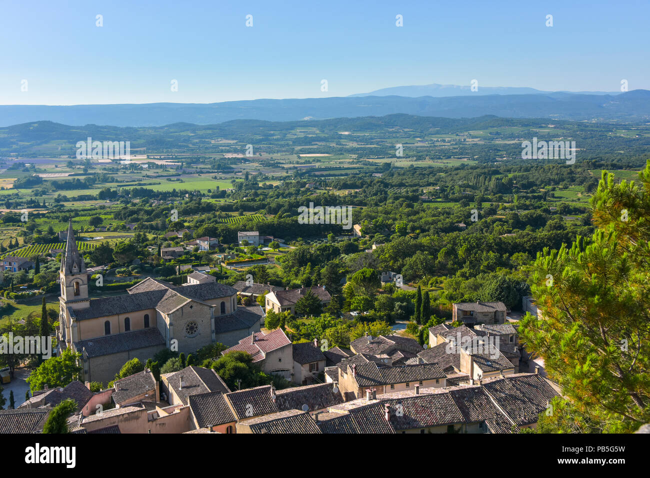 Panorama Blick über das Tal auf die Berge von Luberon Mont-Ventoux von Bonnieux, Provence, Frankreich, Massiv des Luberon, in der Region Provence-Alpes-Côte d'Azur Stockfoto