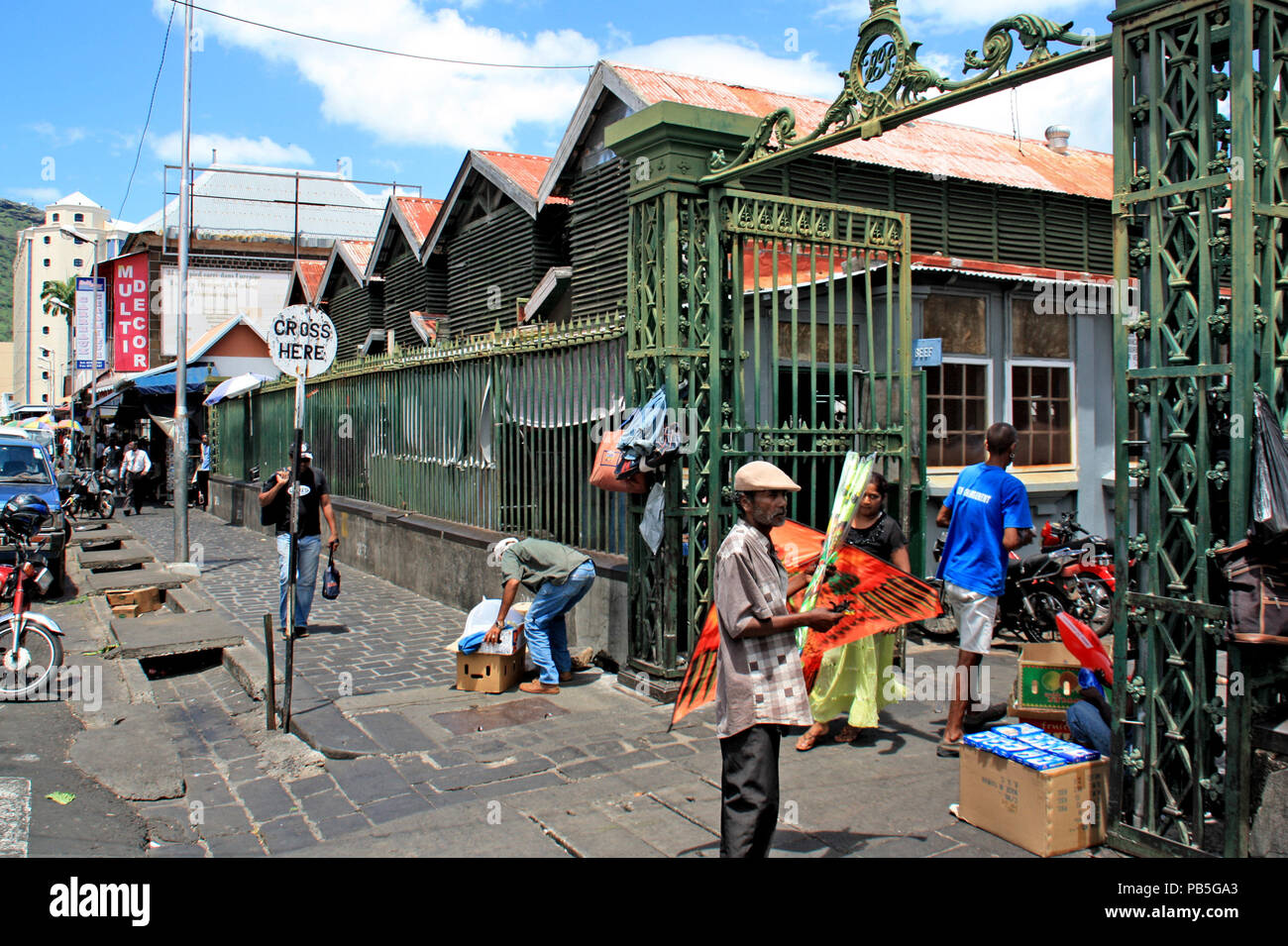 Die Leute an der grüne schmiedeeiserne Tore der alten Markt, dem kommerziellen Herzen von Port Louis Stockfoto
