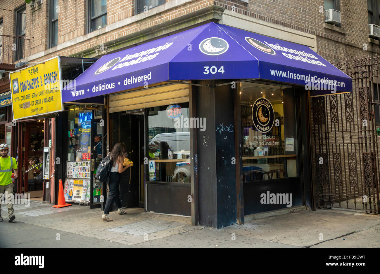 Eine Schlaflosigkeit Cookies speichern in Greenwich Village in New York am Freitag, 20. Juli 2018. Krispy Kreme, von seinem Mutterunternehmen JAB Betriebe gesichert, ist Einkauf Schlaflosigkeit Cookies für eine stille Menge. (Â© Richard B. Levine) Stockfoto