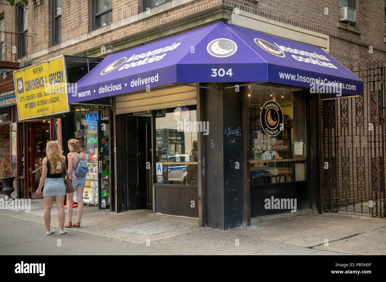 Eine Schlaflosigkeit Cookies speichern in Greenwich Village in New York am Freitag, 20. Juli 2018. Krispy Kreme, von seinem Mutterunternehmen JAB Betriebe gesichert, ist Einkauf Schlaflosigkeit Cookies für eine stille Menge. (Â© Richard B. Levine) Stockfoto