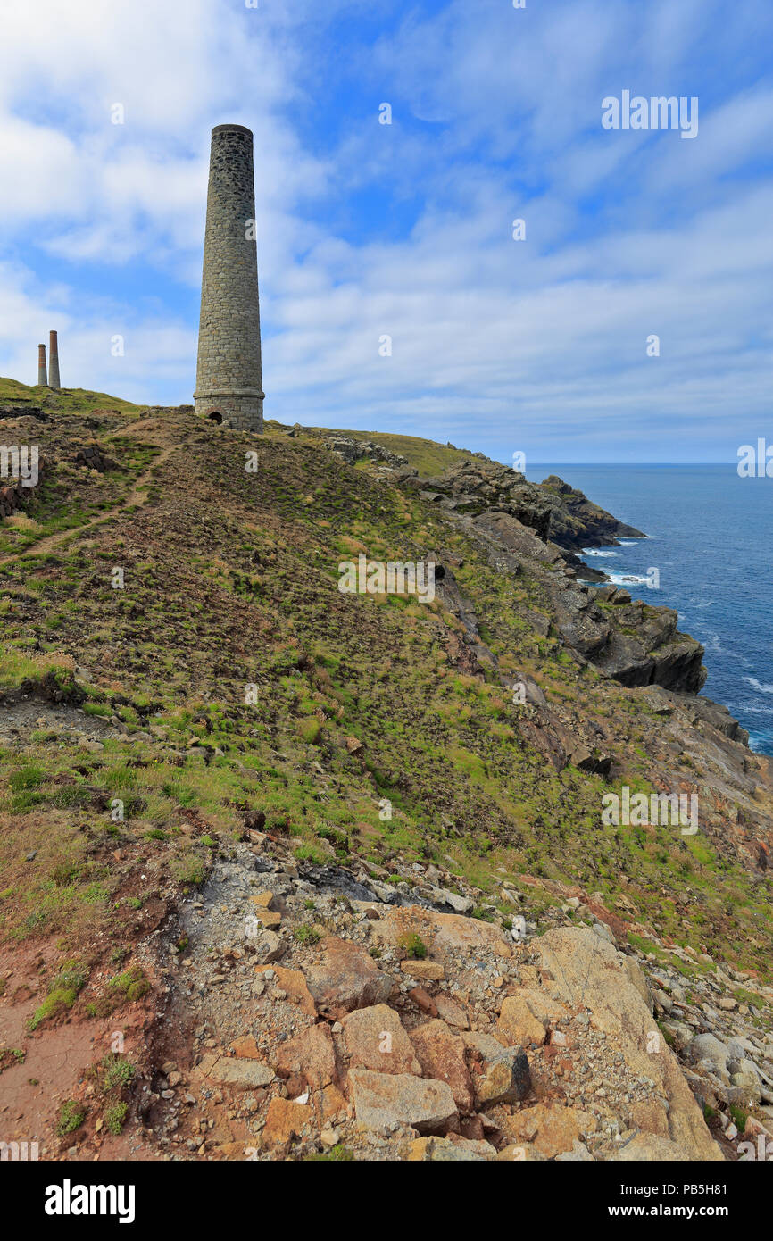 Arsen calcinator Schornsteine an der Levante Mine in der Nähe von Pendeen St. Just, Weltkulturerbe der Unesco, auf der South West Coast Path, Cornwall, England, Großbritannien. Stockfoto