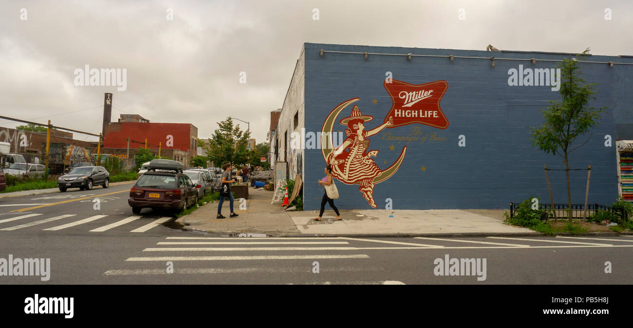 Eine Anschlagtafel auf der Seite eines Gebäudes in der Nachbarschaft von Brooklyn Williamsburg in New York am Sonntag, Juli 22, 2018 wirbt Miller High Life Bier. (Â© Richard B. Levine) Stockfoto