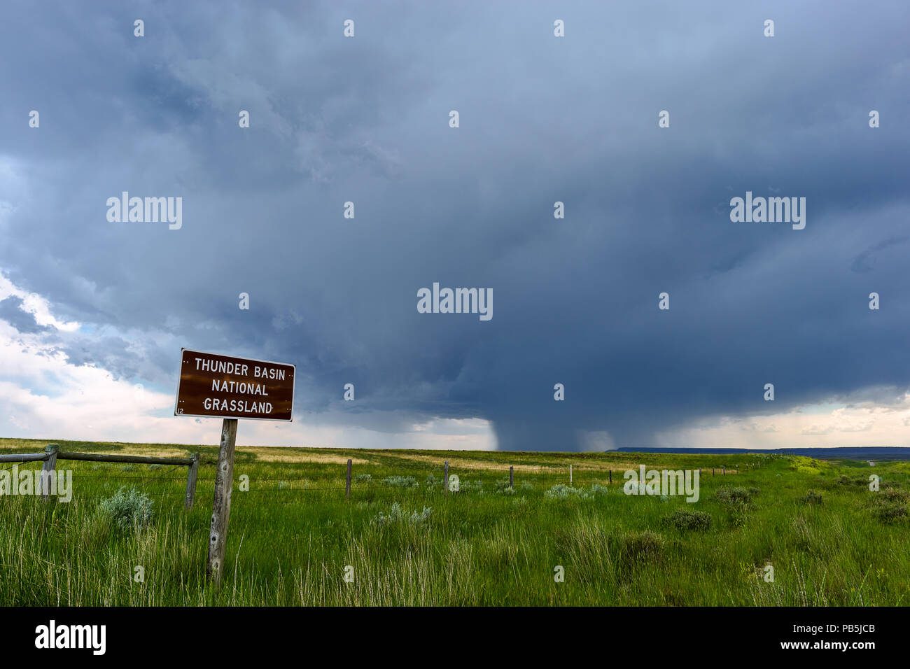 Ein Sommergewitter zieht durch das Thunder Basin National Grassland in Wyoming, USA Stockfoto