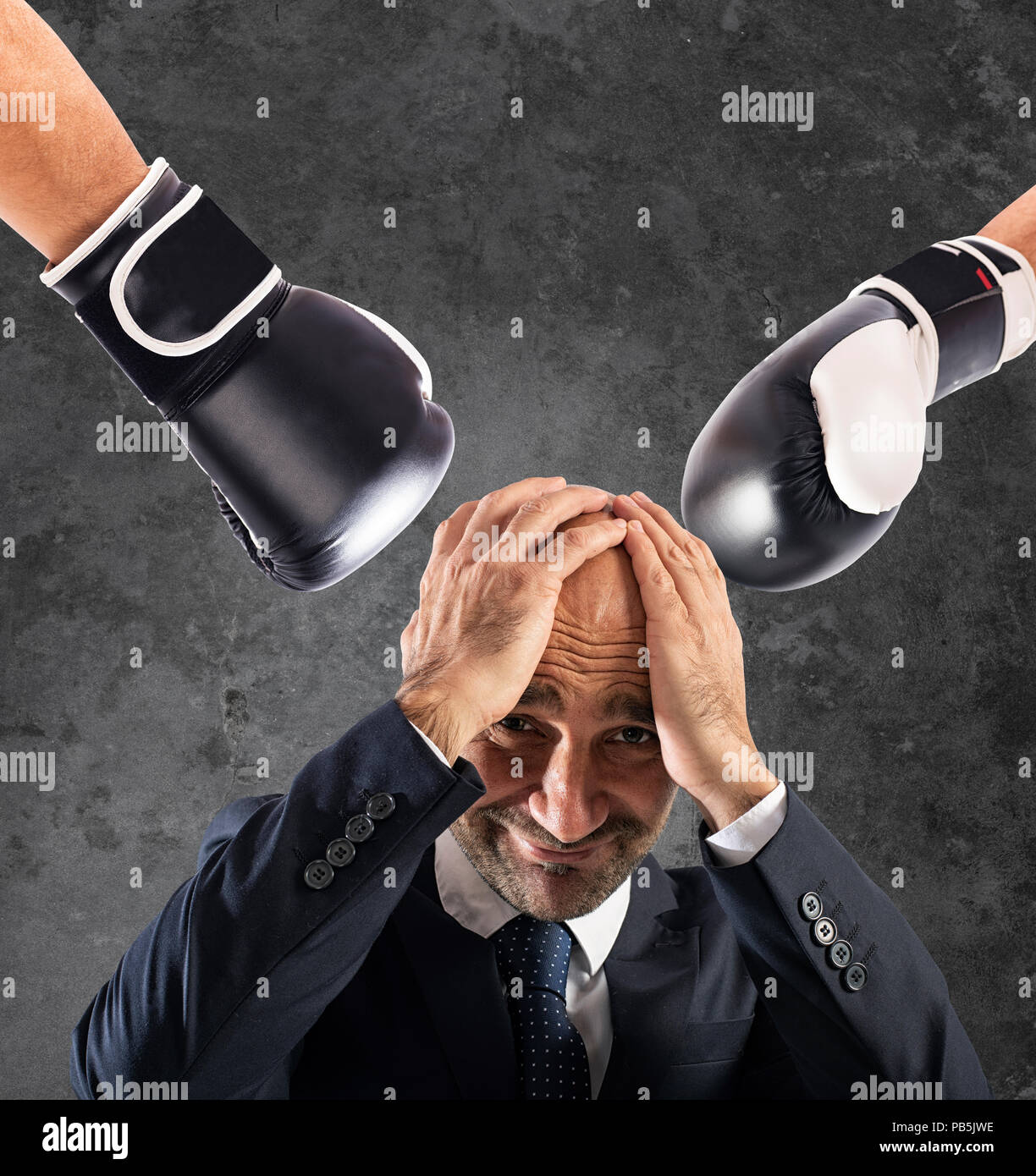Geschäftsmann erhält die Fäuste von Wettbewerbern. Konzept der schwierigen Karriere Stockfoto