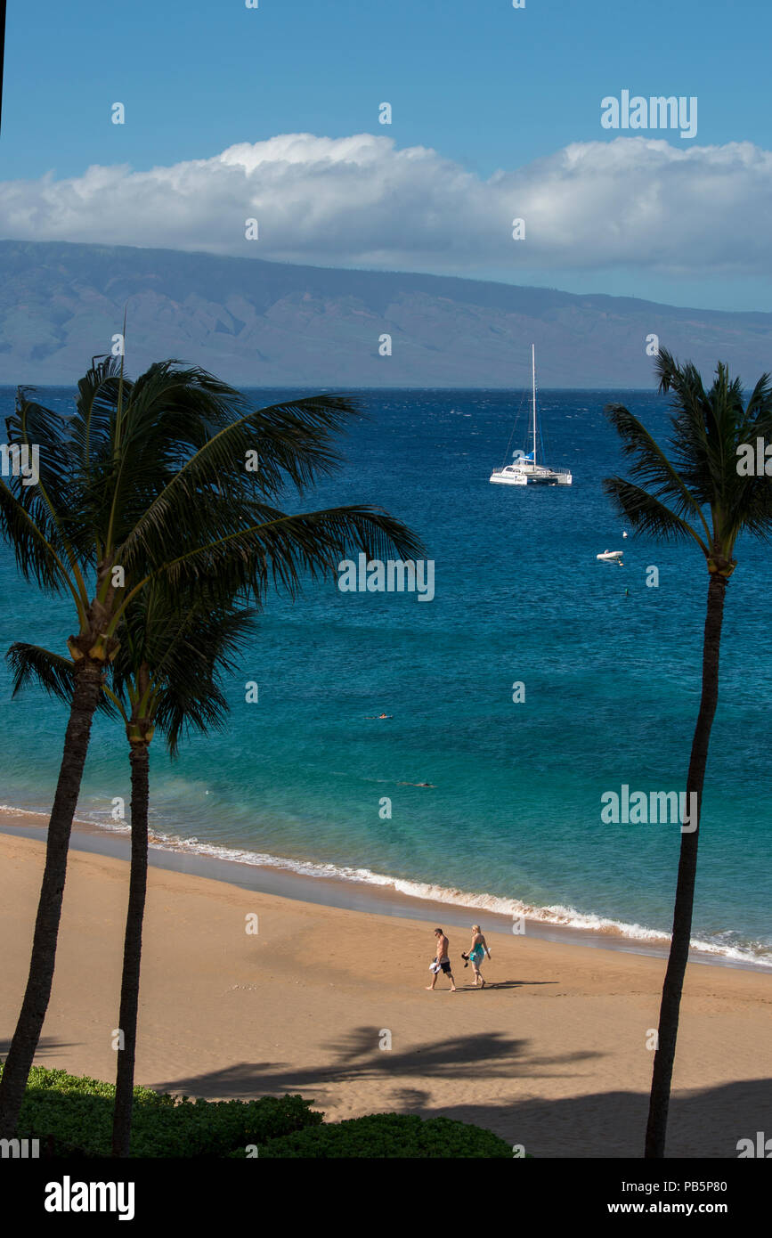 Maui, Hawaii. Paar am Strand mit der Insel Lanai im Hintergrund. Stockfoto