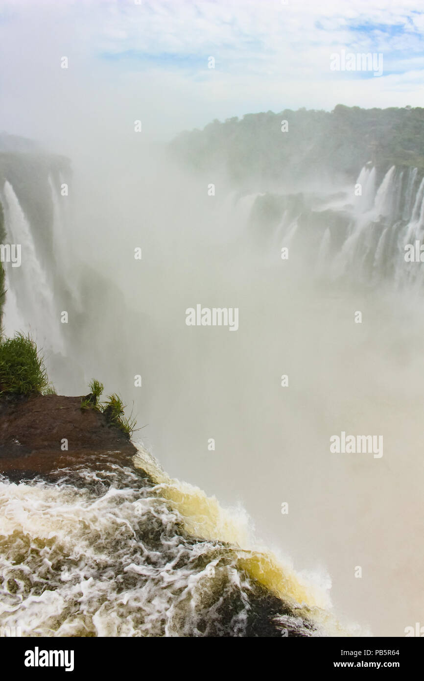 La Garganta del Diabo zu Kehle Wasserfälle des Teufels auf höchstem Durchfluss von Iguazu Fälle in Argentinien übersetzt, Südamerika Stockfoto