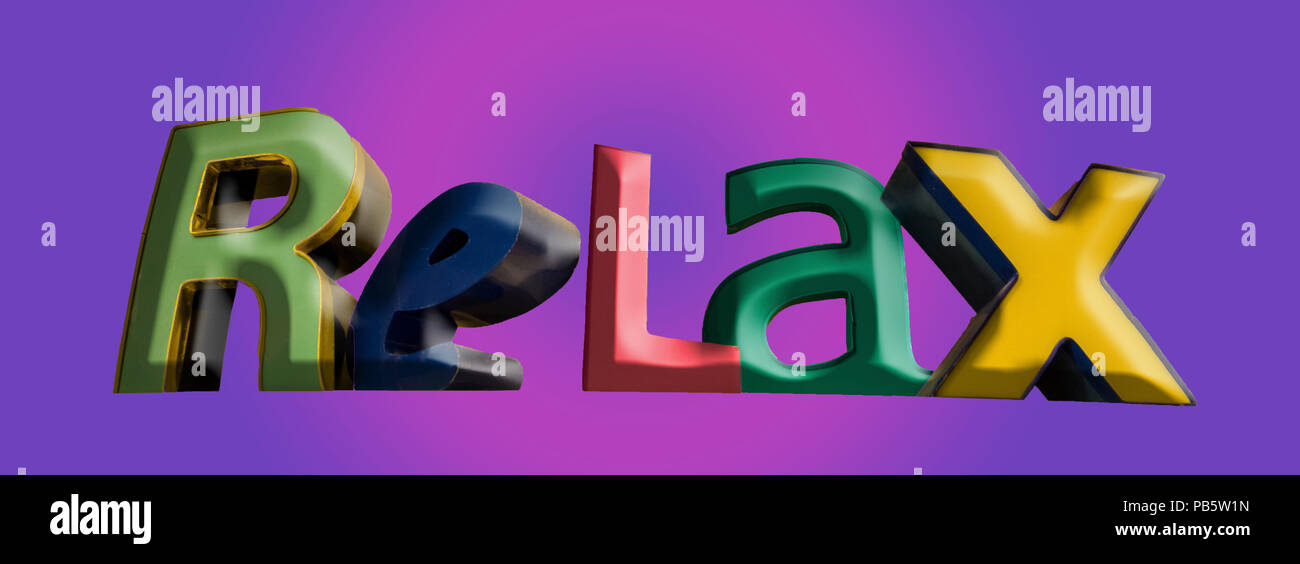 Entspannen Sie sich in verschiedenen farbigen Buchstaben Stockfoto