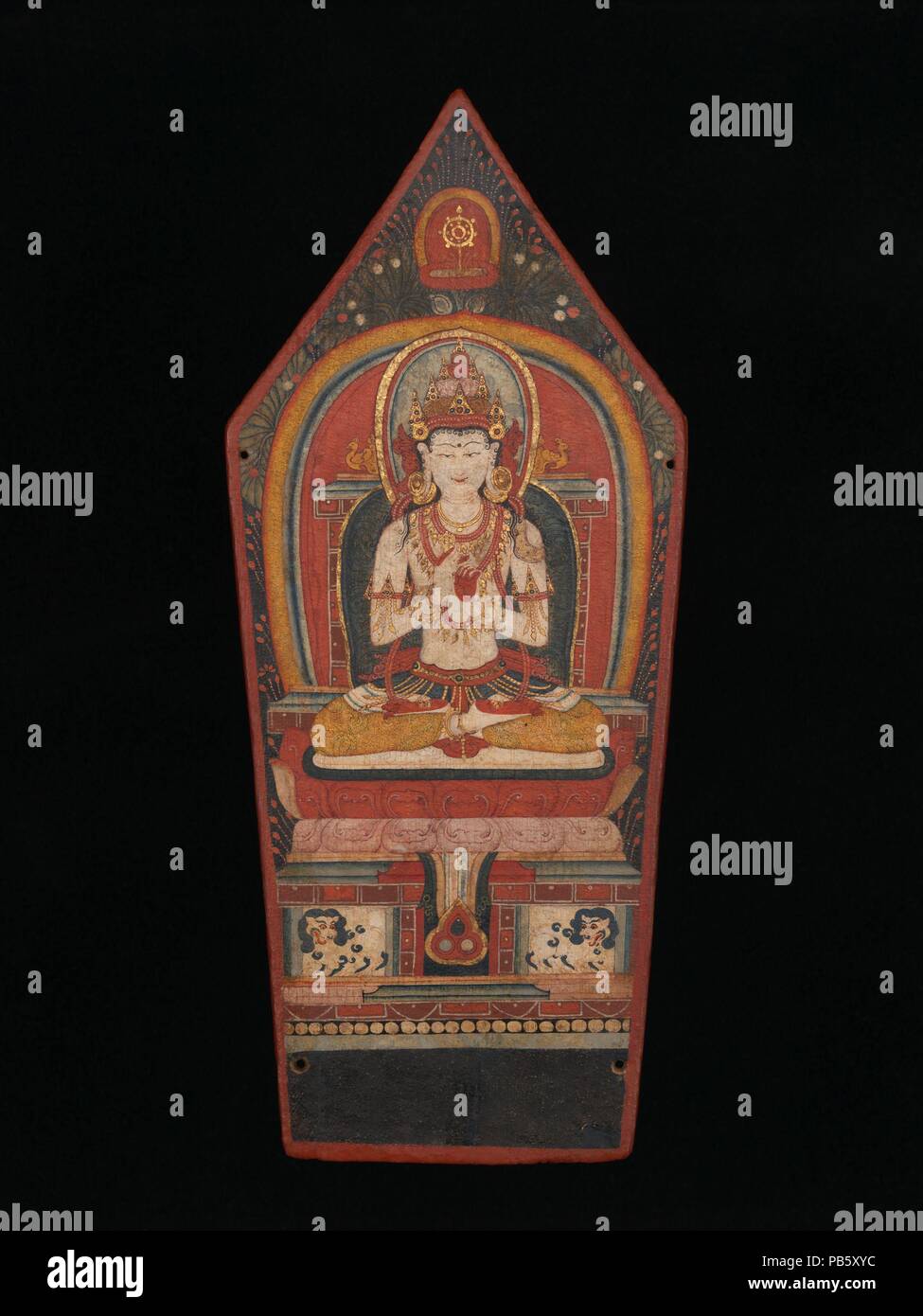 Panel von einem buddhistischen Ritual Krone, Vairocana. Kultur: Tibet. Abmessungen: H. 11 3/4 Zoll (29,8 cm); W. 5 1/8 in. (13 cm). Datum: Ende des 13. Anfang des 14. Jahrhunderts. Dieses Panel überlebt von einem der feinsten Ritual Kronen der hohen Zeit der tibetischen Malerei. Die Bewachung der Basis von vairocana der Krone sind Löwen, die auch als sein Fahrzeug dienen. Vairocana, der sich in den fünf Transzendenten Buddhas vorsteht, macht der Esoterischen bodhyagri Geste, während sie einem donnerkeil (Vajra) Zepter in der rechten Hand. Er trägt eine mehrstufige Krone, die im großen und ganzen ist modern. Museum: Metropolitan Museum der Kunst Stockfoto