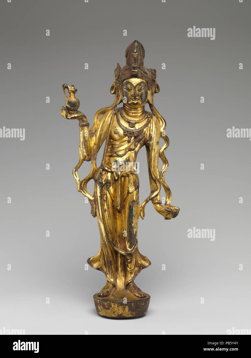 Bodhisattva Avalokiteshvara (guanyin). Kultur: China. Abmessungen: H.10 cm. (27,3 cm); W. 4 1/8 in. (10,5 cm); D.2 1/2 in. (6,4 cm). Datum: 8. Dies kann als Bodhisattva Avalokiteshvara durch die kleine Skulptur eines Buddha auf seiner Kopfbedeckung und von dem Schiff, die er in seiner rechten Hand hält er identifiziert werden. Die Form dieses Schiffes, besonders - Kopf oben seinen Vogel, typisch für Metall und Keramik in China im späten 7. und frühen achten Jahrhundert produziert. Museum: Metropolitan Museum of Art, New York, USA. Stockfoto