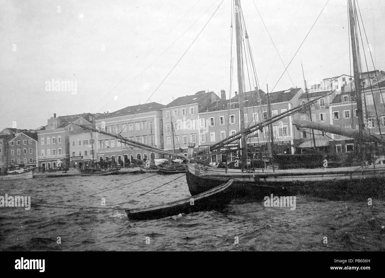 1262 Riva Losinjskih Kapetana, szemben ein Hotel Apoksiomen. Fortepan 2903 Stockfoto