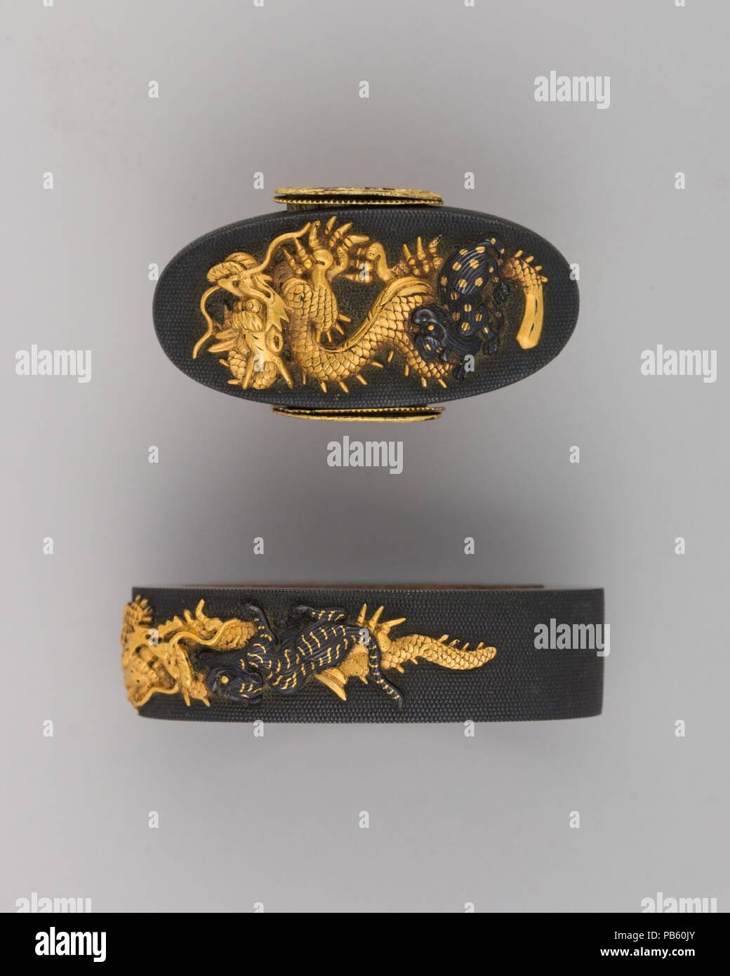 Sword-Hilt Kragen und Knauf (Fuchigashira). Kultur: Japanisch. Abmessungen: Kashira (a); H.1 5/16 in. (3,3 cm); Wt. 0,4 oz. (11.3 g); fuchi (b); H.1 1/2 in. (3,8 cm); Wt. 0,6 oz. (17 g). Datum: 19. Museum: Metropolitan Museum of Art, New York, USA. Stockfoto