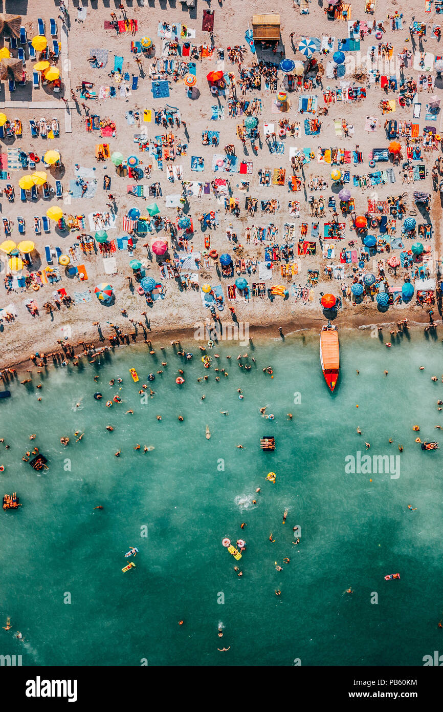 Antenne Drone Blick auf Menschen, die Spaß und Entspannung auf Costinesti Strand in Rumänien am Schwarzen Meer Stockfoto