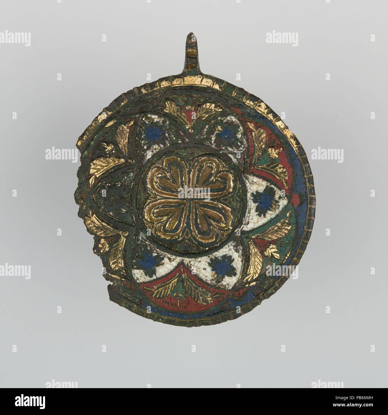 Abzeichen. Kultur: Spanisch. Abmessungen: H.3 11/16 in. (9,4 cm); W. 3. (7,6 cm); Wt. 2 oz. (56,7 g). Datum: Ca. 1400. Museum: Metropolitan Museum of Art, New York, USA. Stockfoto