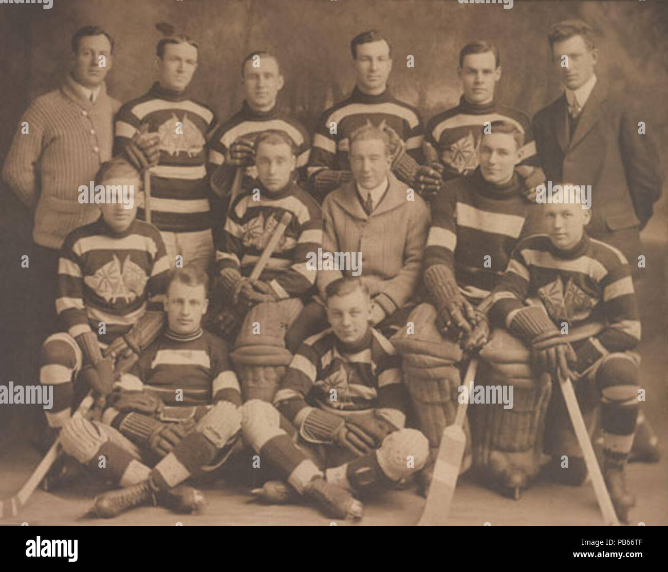 . Englisch: Porträt der Ottawa Senators Hintere Reihe: Gemütliche Dolan (Trainer), Jack Darragh, Hamby Ufer, Art Ross, Horace Merrill, Frank Shaughnessy (Manager) Mittlere Zeile: Angus Duford, Sammy Hebert (goalie), Alf Smith (Trainer), Clint Benedict, Leth Graham Vordere Reihe (sitzend): Eddie Gerard (links), Punch Broadbent. Zwischen 1914 und 1915 1144 Ottawa Senators, 1914-1915 Stockfoto . Englisch: Porträt der Ottawa Senators Hintere Reihe: Gemütliche Dolan (Trainer), Jack Darragh, Hamby Ufer, Art Ross, Horace Merrill, Frank Shaughnessy (Manager) Mittlere Zeile: Angus Duford, Sammy Hebert (goalie), Alf Smith (Trainer), Clint Benedict, Leth Graham Vordere Reihe (sitzend): Eddie Gerard (links), Punch Broadbent. Zwischen 1914 und 1915 1144 Ottawa Senators, 1914-1915 Stockfoto