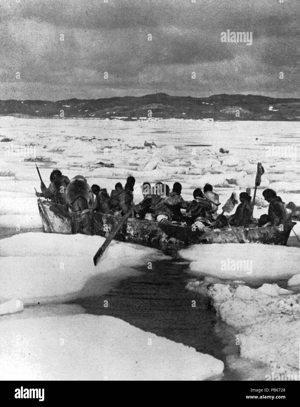 809 Inuit Gruppe im umiak Stockfoto