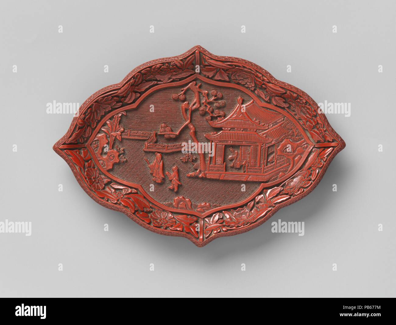 Rautenförmige Gericht mit Garten Szene. Kultur: China. Abmessungen: H. 7/8 in. (2,2 cm); W. 5 3/8 in. (13,7 cm); L.7 7/8 in. (20 cm). Datum: 14. Ein Gelehrter - gentleman Spaziergänge mit einem Begleiter, der im Besitz einer Zither (ein Saiteninstrument), da sie eine andere Abbildung in einem nahe gelegenen Pavillon verlassen. Sie sind entweder aus oder gehen zu einem festlichen Ereignis, Musik, Malerei, Dichtung enthalten hätte, und Wein. Museum: Metropolitan Museum of Art, New York, USA. Stockfoto