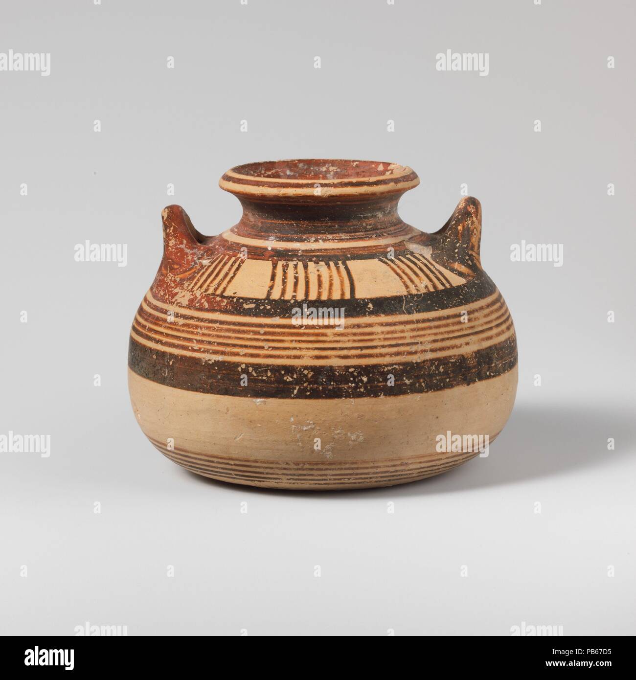 Terrakotta alabastron (jar). Kultur: Mycenaean. Abmessungen: H.3. (7,6 cm). Datum: Ca. 1600-1050 v. Chr.. Zwei Griffe und horizontale und vertikale Streifen. Museum: Metropolitan Museum of Art, New York, USA. Stockfoto