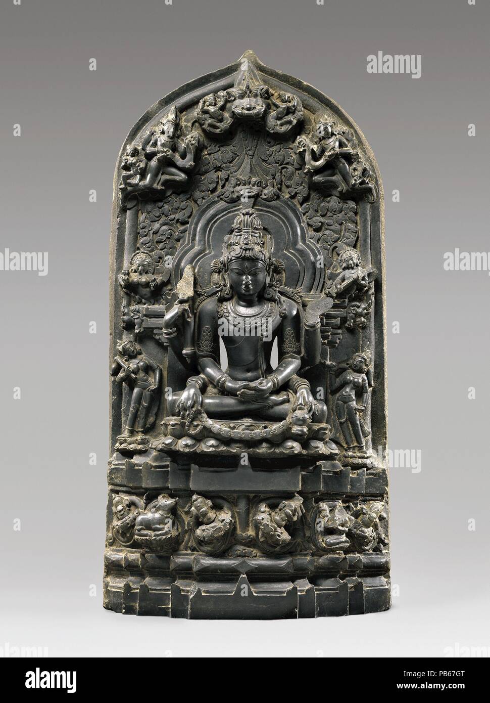 Shiva als Mrityunjaya, die Eroberer von Tod. Kultur: Bangladesch oder Indien (Bengalen). Abmessungen: H.38. (96,5 cm); W. 20. (50,8 cm); D.7 1/2 in. (19,1 cm). Datum: 12. Dies ist eine extrem seltene Darstellung von Shiva als Mrityunjaya, der Zerstörer von Tod und Krankheit. Er ist in tiefer Meditation im yogischen Form gezeigt, wie durch seine verriegelt Beine und ruhenden Hände angezeigt. Die Uttarakamika, ein Ritual und ikonographischen Text (agama), schreibt vor, dass er in einer ruhigen Zustand mit drei Augen vertreten sein sollte, sechs Arme und Verfilzten dreadlocks (jatamukuta) mit dem Halbmond geschmückt. Uhr Stockfoto