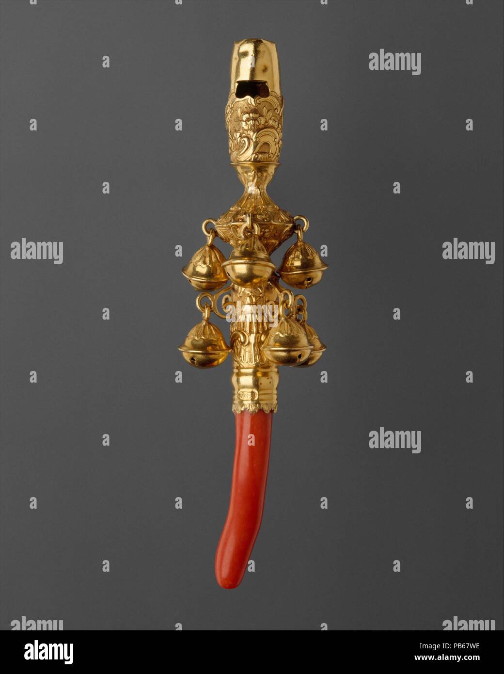 Rattle, Pfeifen und Glocken. Kultur: American. Abmessungen: L 6 1/8 in. (15,6 cm), 2 oz. 13 dwt. (82,3 g). Schöpfer: Nicholas Roosevelt (1715-1769). Datum: 1755-68. Museum: Metropolitan Museum of Art, New York, USA. Stockfoto