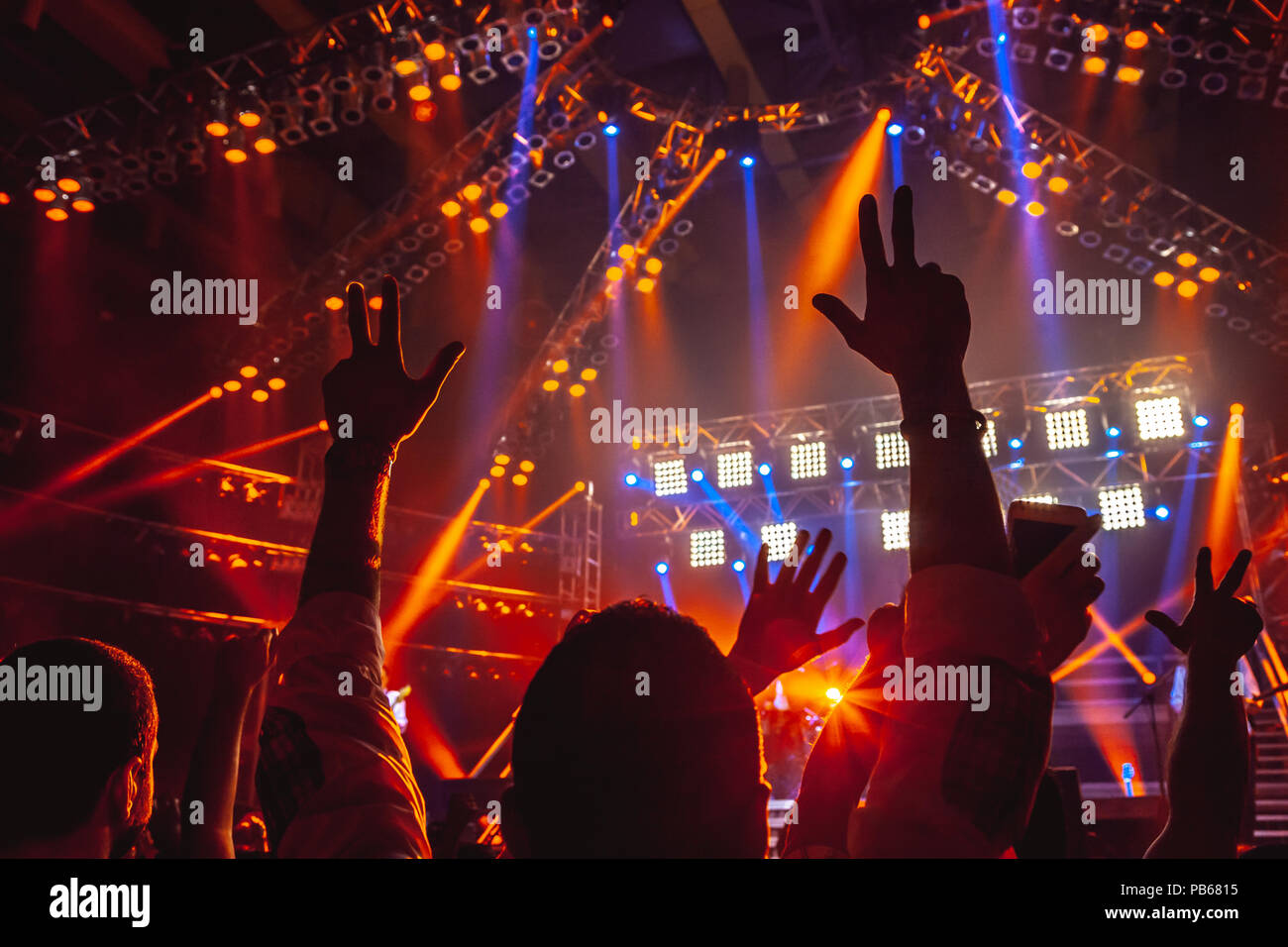 Rock Konzert Menschen Mit Erhobenen Handen Tanzen Und Geniessen Laute Musik Spass Im Night Club Mit Vergnugen Ausgabe Zeit Auf Musicl Festival Stockfotografie Alamy