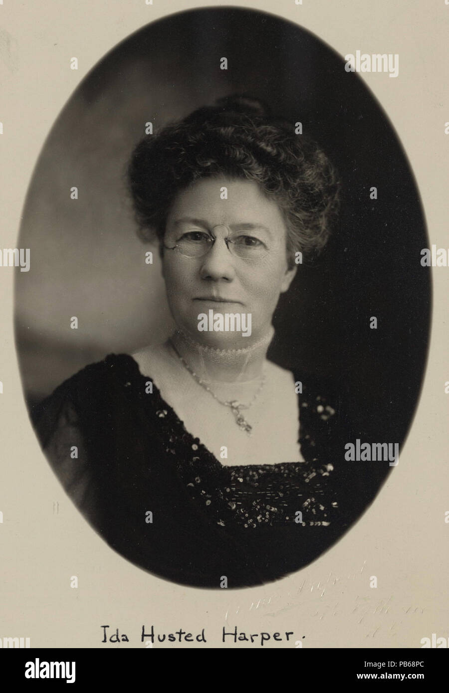 . Formale Portrait, Kopf und Schultern, Ida Husted Harper, das Tragen von Brillen (pince-nez), Halskette und Kleid mit hohen, gekräuselte Kragen und Pailletten am Oberteil. zwischen ca. 1910 und ca. 1920 786 Ida Husted Harper Foto von Aime Dupont Stockfoto