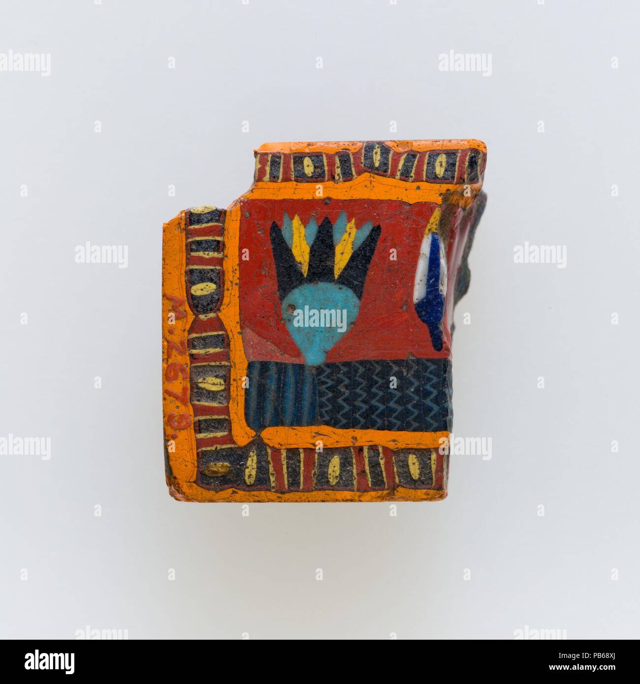 Inlay Fragment, mit Lotus in einem Pool. Abmessungen: H. 2,4 × W. 2,2 cm (15/16 x 7/8 in.). Datum: 100BC-100AD. Ein Mosaik aus Glas Technik erlaubt Vielfache von einem Bild erstellt werden: Ein figürlicher oder Design Komposition wurde durch die Bündelung von farbigem Glas Stöcke, die dann in eine lange Bar gezogen wurden. Die Bar war dann im rechten Winkel geschnitten, wahrscheinlich, indem die Bar mit entsprechenden Tools, kleine inlay Fliesen zu produzieren. Die Kachel wird dann geglättet werden und auf dem Gesicht erscheinen soll nach außen poliert. Museum: Metropolitan Museum of Art, New York, USA. Stockfoto