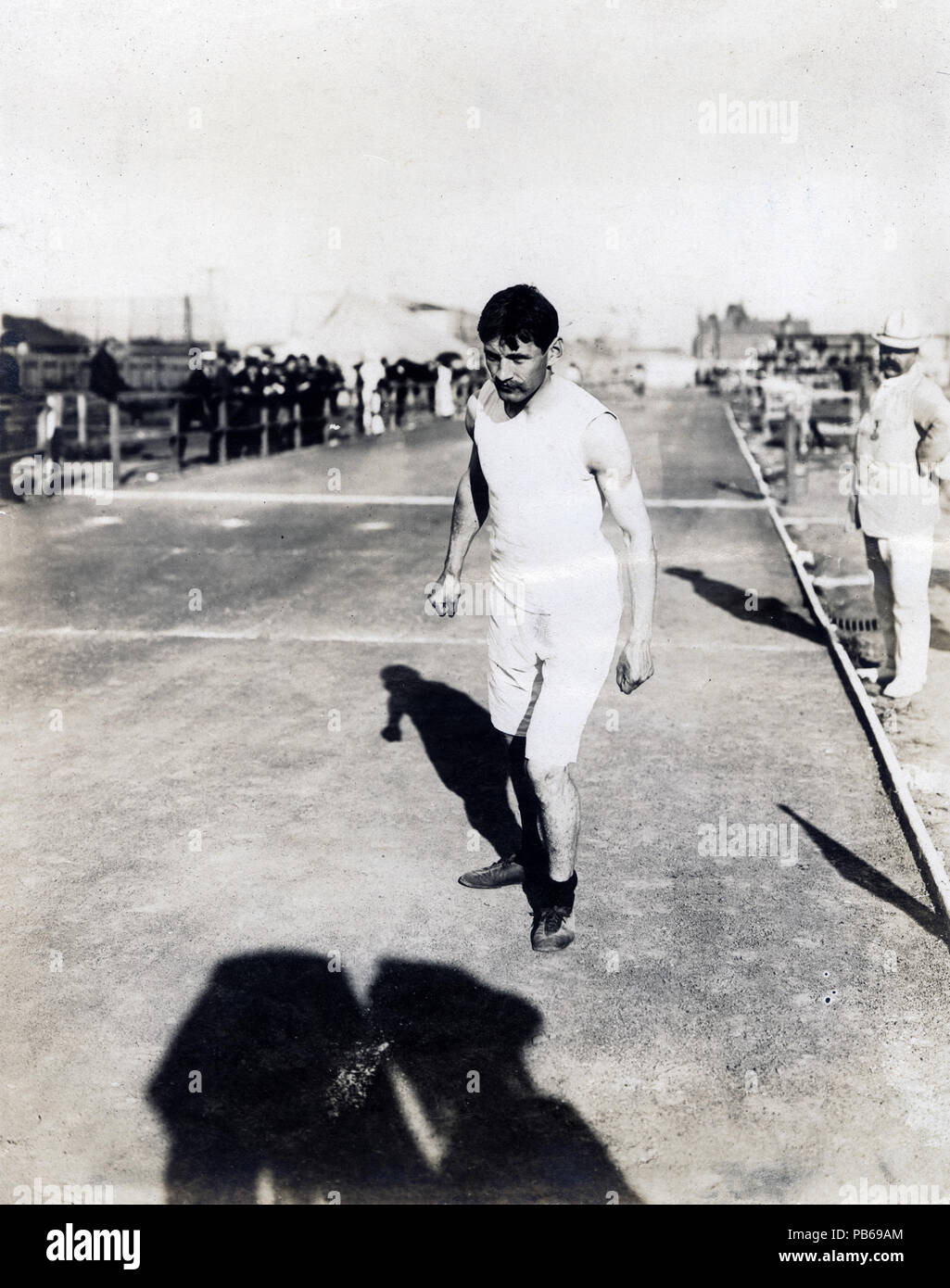 1134 Olympische Spiele; John (Johannes) Runge Berlin, Sieger des 880 Yard handicap (Non-Olympic Titel Event). Auch in 400 Meter, 800 Meter laufen konkurrierte, und 1500 Meter laufen Stockfoto