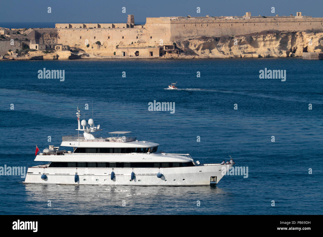 Die 35 m Heesen Luxusyacht Alcor in Maltas Grand Harbour, mit Fort Ricasoli in der Ferne die Bewachung der Hafeneinfahrt Stockfoto