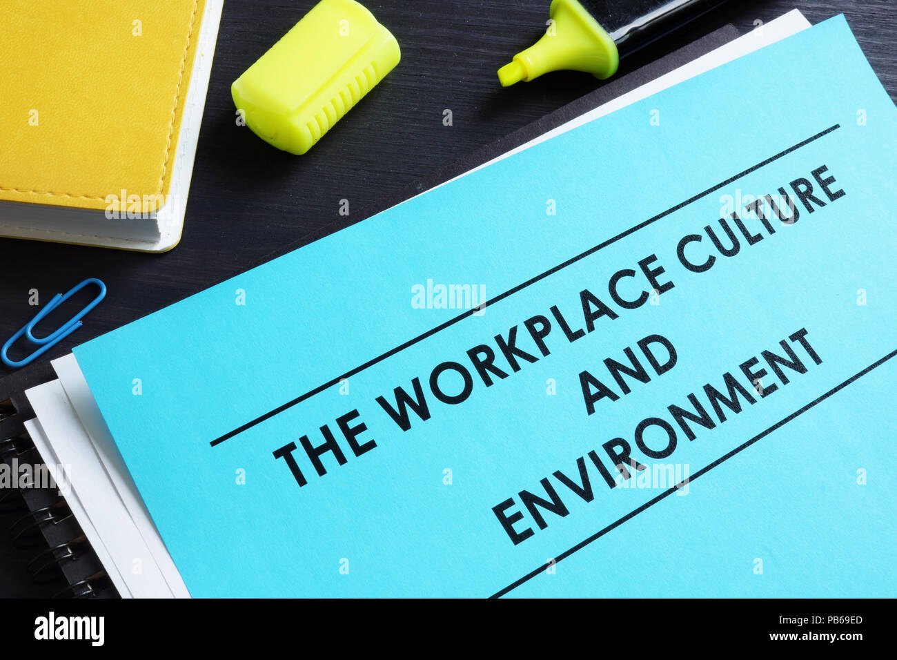 Der Arbeitsplatz Kultur und Umwelt Bericht über einen Schreibtisch. Stockfoto