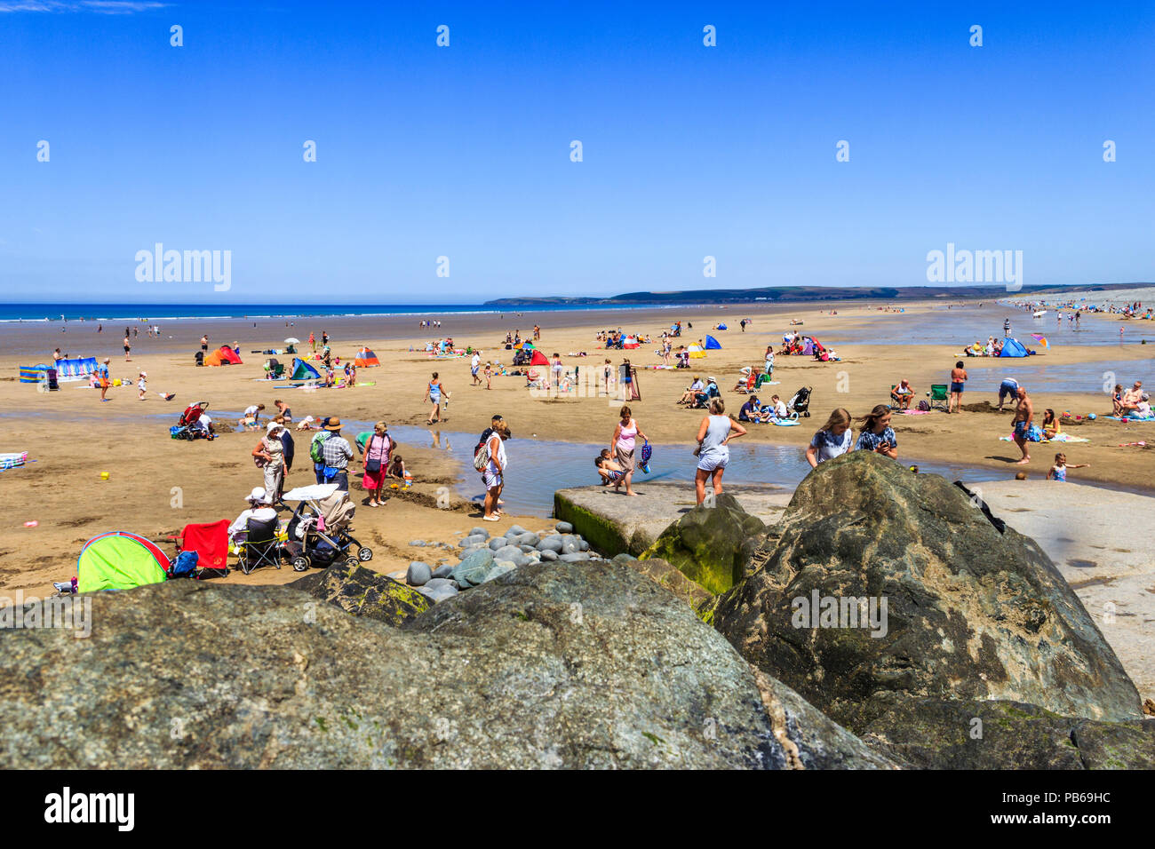 Urlauber auf der Suche nach Sonne und Meer als die Sommerhitze fort, Westward Ho!, Devon, Großbritannien Stockfoto