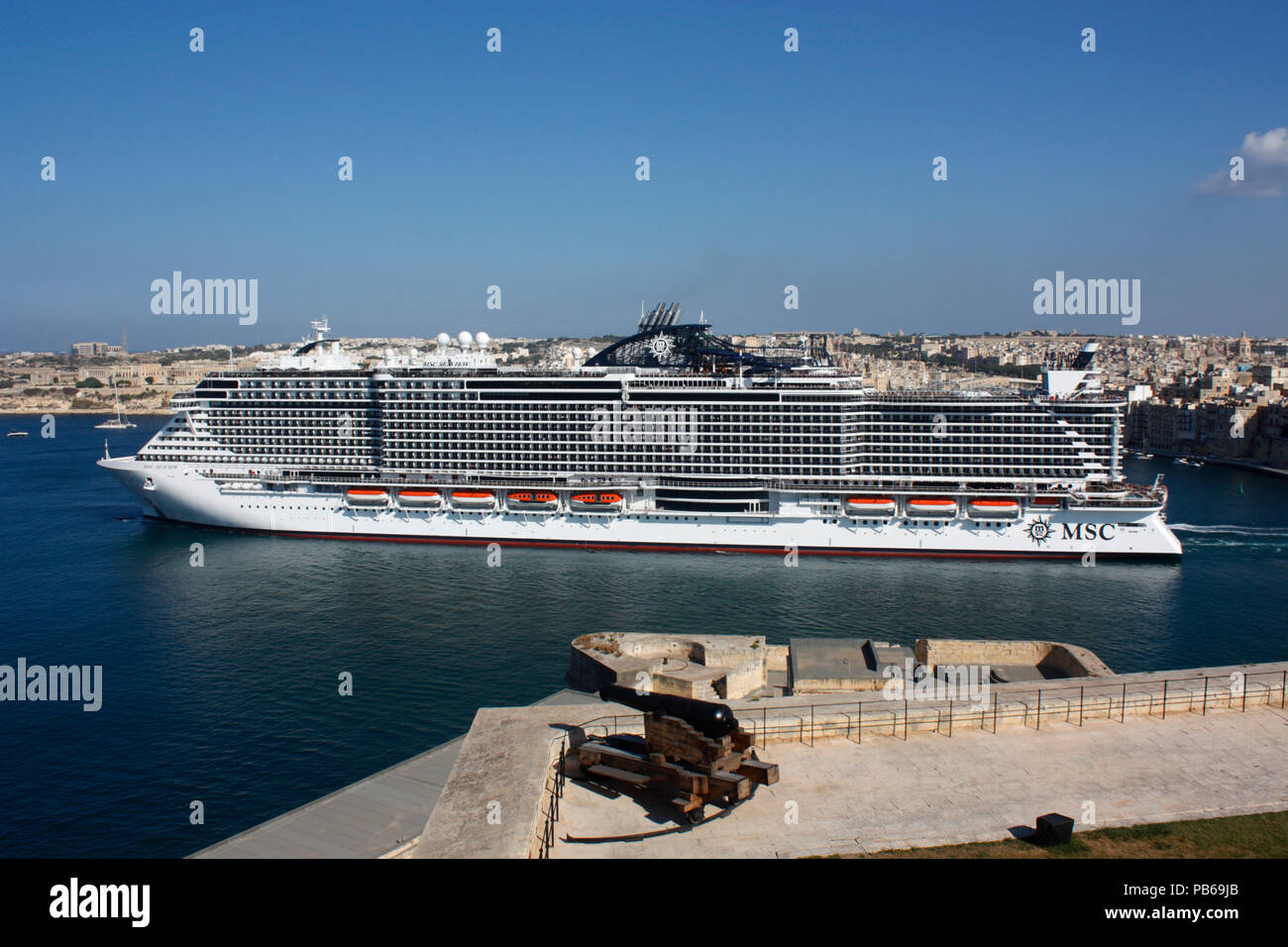 Die große, moderne Kreuzfahrtschiff oder Liner MSC Seaview, MSC Kreuzfahrten, Abfahrt von Malta Grand Harbour. Urlaub Reisen in das Mittelmeer. Stockfoto