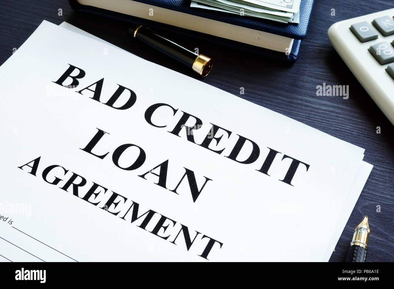 Bad Credit Loan Agreement, Dollar und Stift. Stockfoto