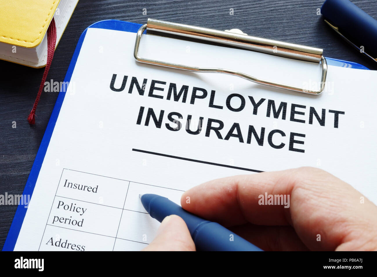 Der Mensch ist in der Arbeitslosenversicherung im Büro. Stockfoto