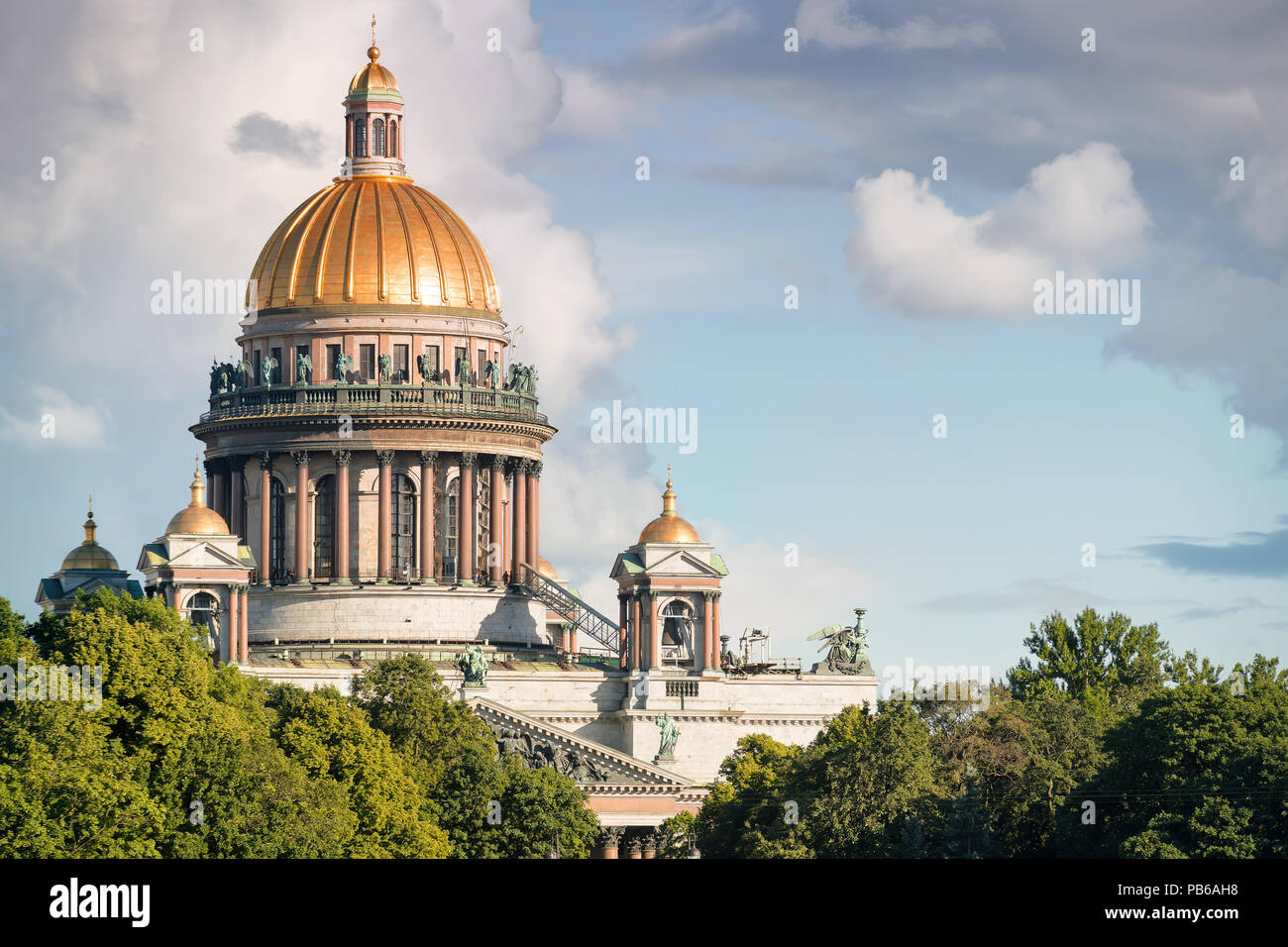 St. Isaac Kathedrale in Sankt Petersburg, Russland an einem sonnigen Tag Stockfoto