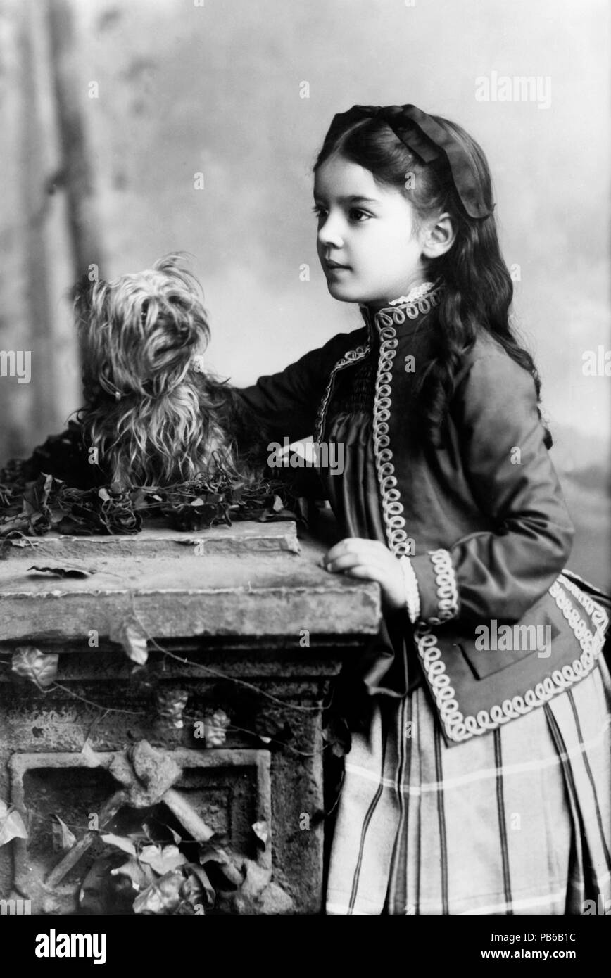 . Marian Hubbard 'Daisy' Bell, drei viertel länge Porträt, bei acht Jahre alt, stehen, nach links, mit Hund. ca. 1888 998 Marian Hubbard Daisy Bell Stockfoto