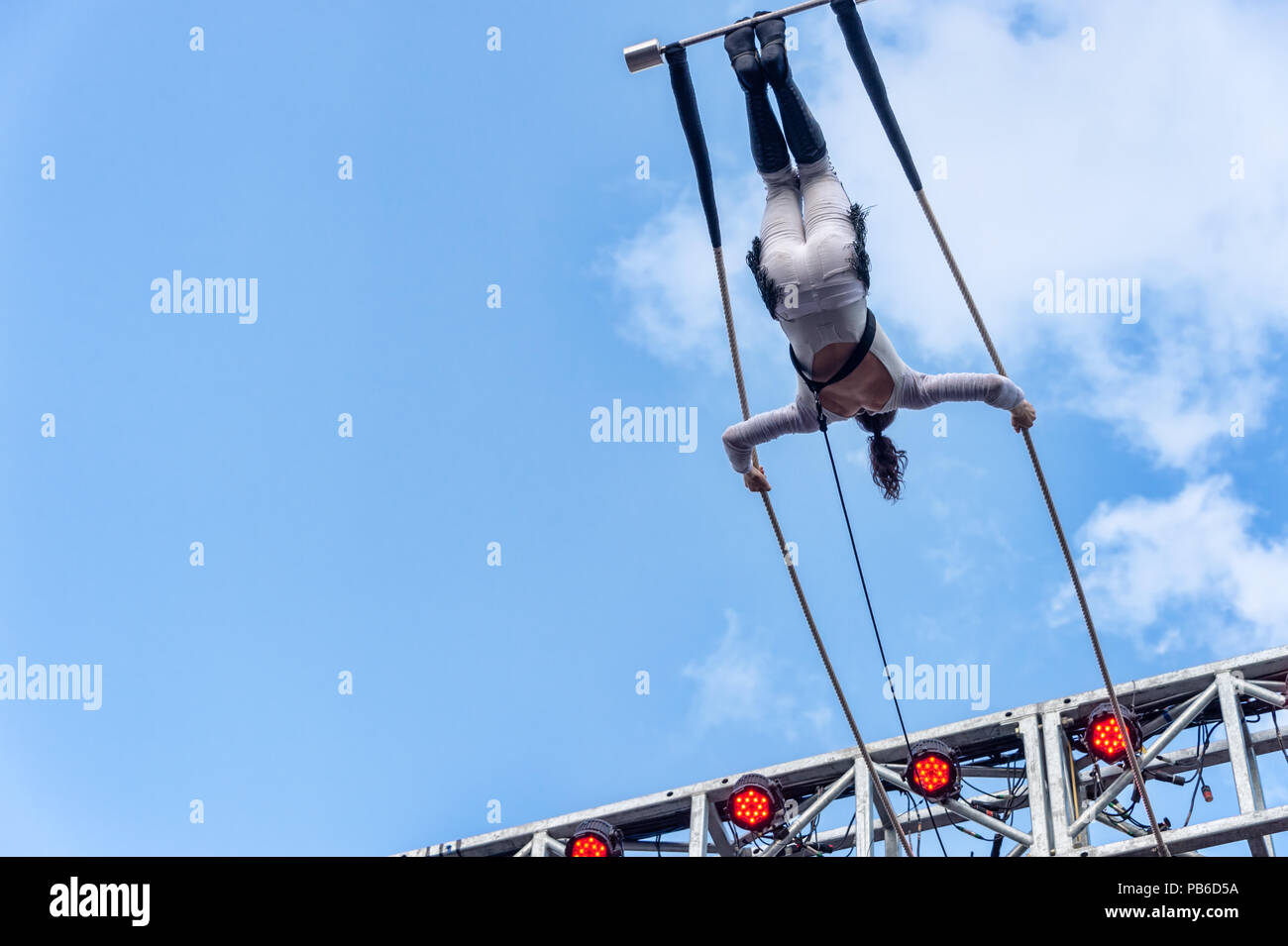Montreal, Kanada - 14. Juli 2018: Trapeze artist während Montreal Completement Cirque Festival Stockfoto