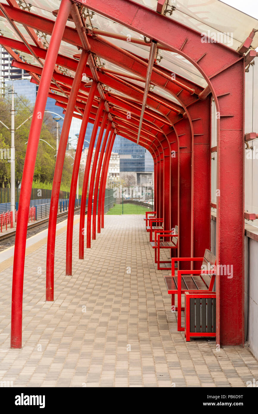 Metall Strukturen mit einem Glas an einer Haltestelle der öffentlichen Verkehrsmittel Stockfoto