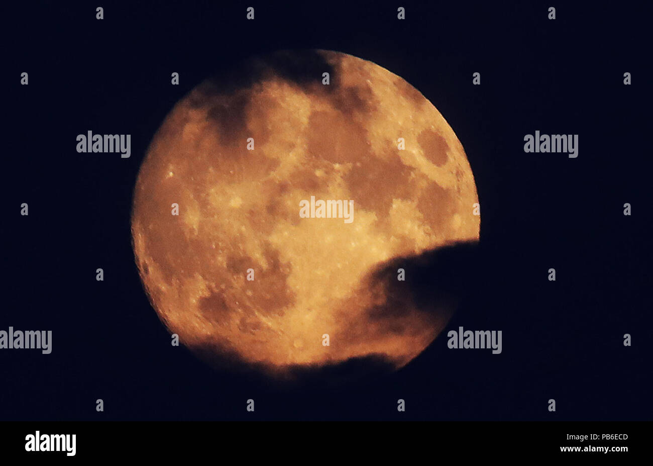 Die 99% Waxing Gibbous Mond über Whitley Bay vor den Freitag Blut mond Mondfinsternis. Die längste Mondfinsternis des Jahrhunderts wird am Freitag statt und wird Siehe natürlichen Satelliten drehen Blut rot der Erde. Stockfoto