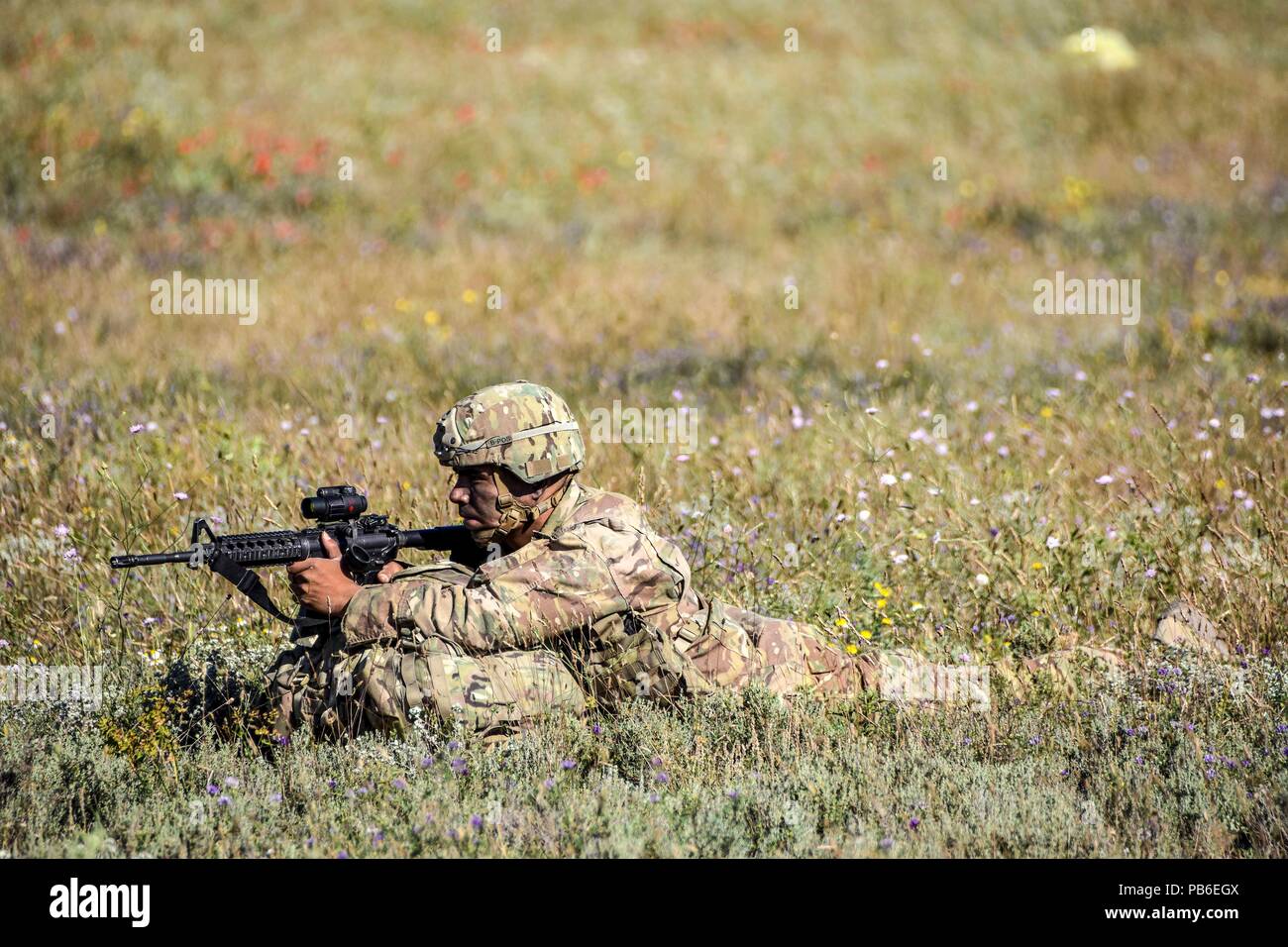 Ein fallschirmjäger von der 173Rd Airborne Brigade zieht Perimeter Security nach einem Fallschirmsprung Stockfoto