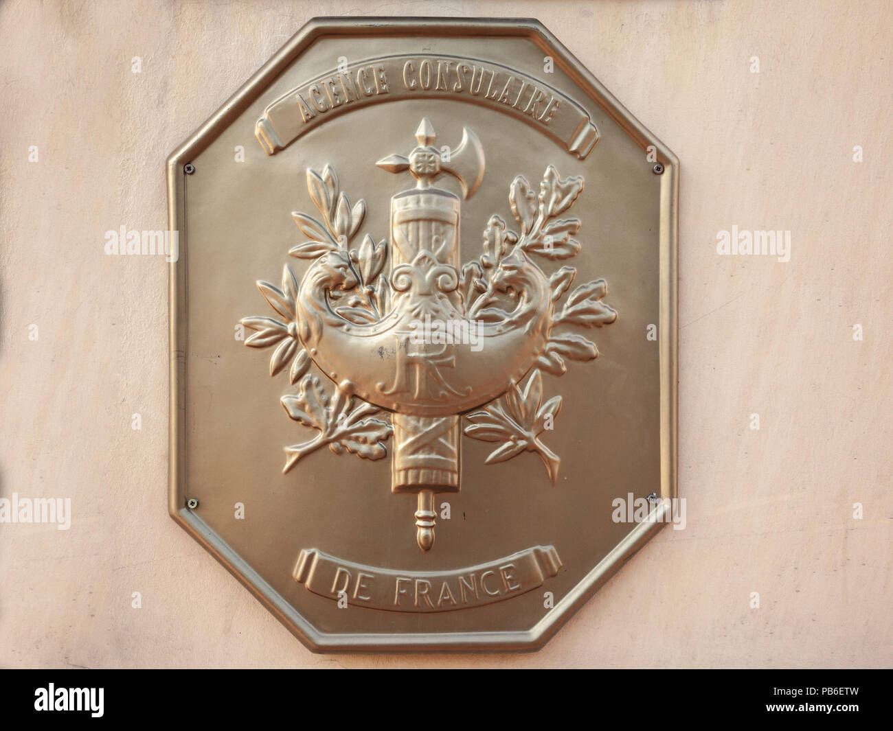 SZEGED, UNGARN - Juli 2, 2018: Offizielle Plakette der lokalen französischen Konsulat (Consulat de la Republique Francaise) mit dem Siegel und Wappen Stockfoto